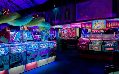 赛场囧事 - 足球比赛中裁判不慎滑倒的尴尬瞬间