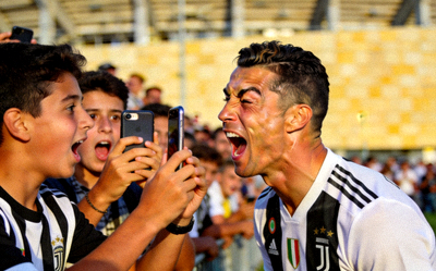 球星趣闻 - C罗与球迷合影时做出的搞笑鬼脸瞬间